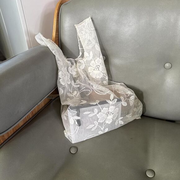 Lace shopping bag with floral design, handmade custom market tote - Picture 3 of 6